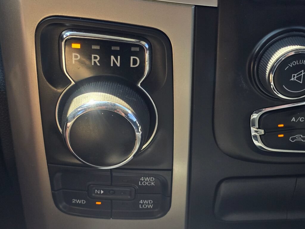 Used 2015 RAM 1500 Classic SLT w/ SLT Plus D←cor Group AWD/4WD image 28