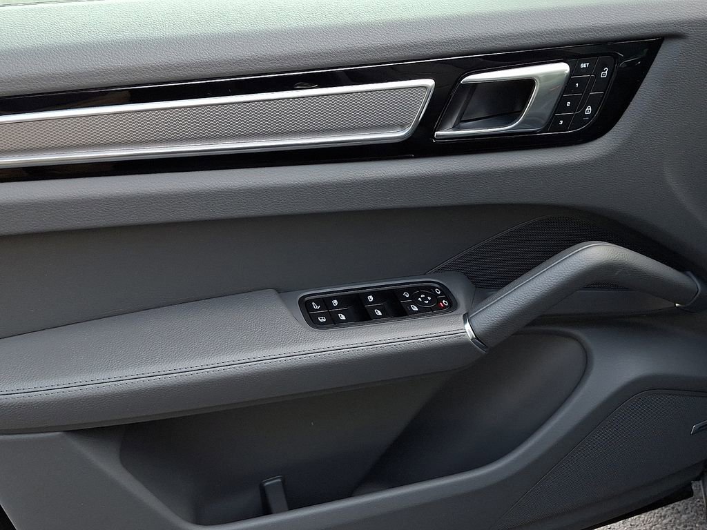 Used 2023 Porsche Cayenne Platinum Edition image 19