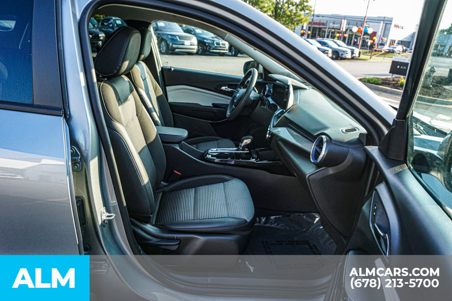 Used 2025 Chevrolet Trax LT FWD image 22