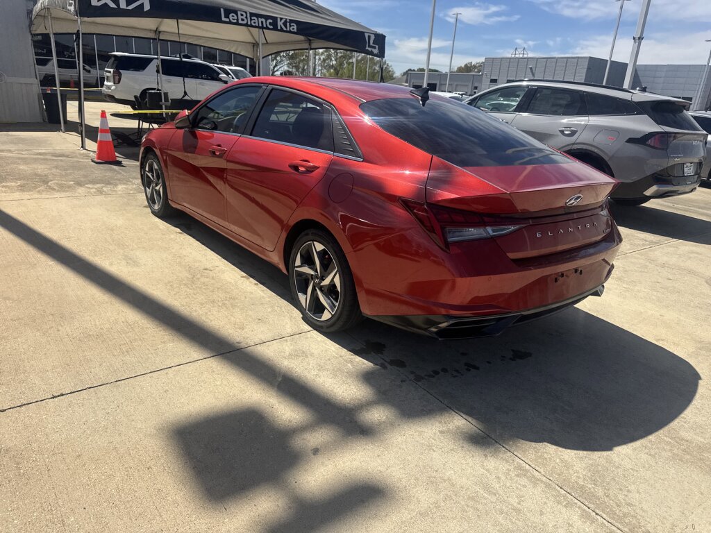 Used 2022 Hyundai Elantra Limited w/ Cargo Package image 17