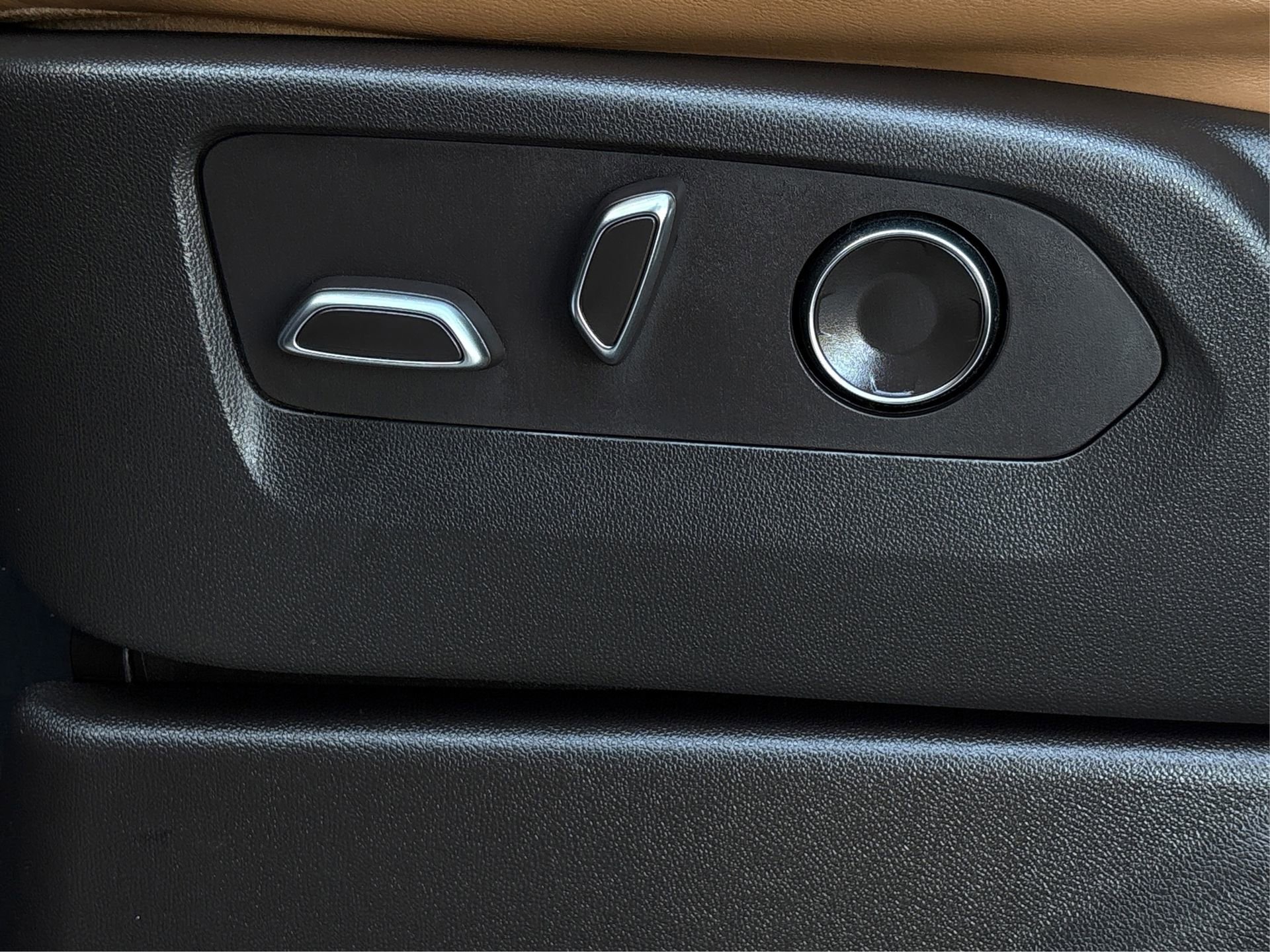 Used 2021 Cadillac Escalade Premium Luxury w/ Driver Assist Tech Package image 33