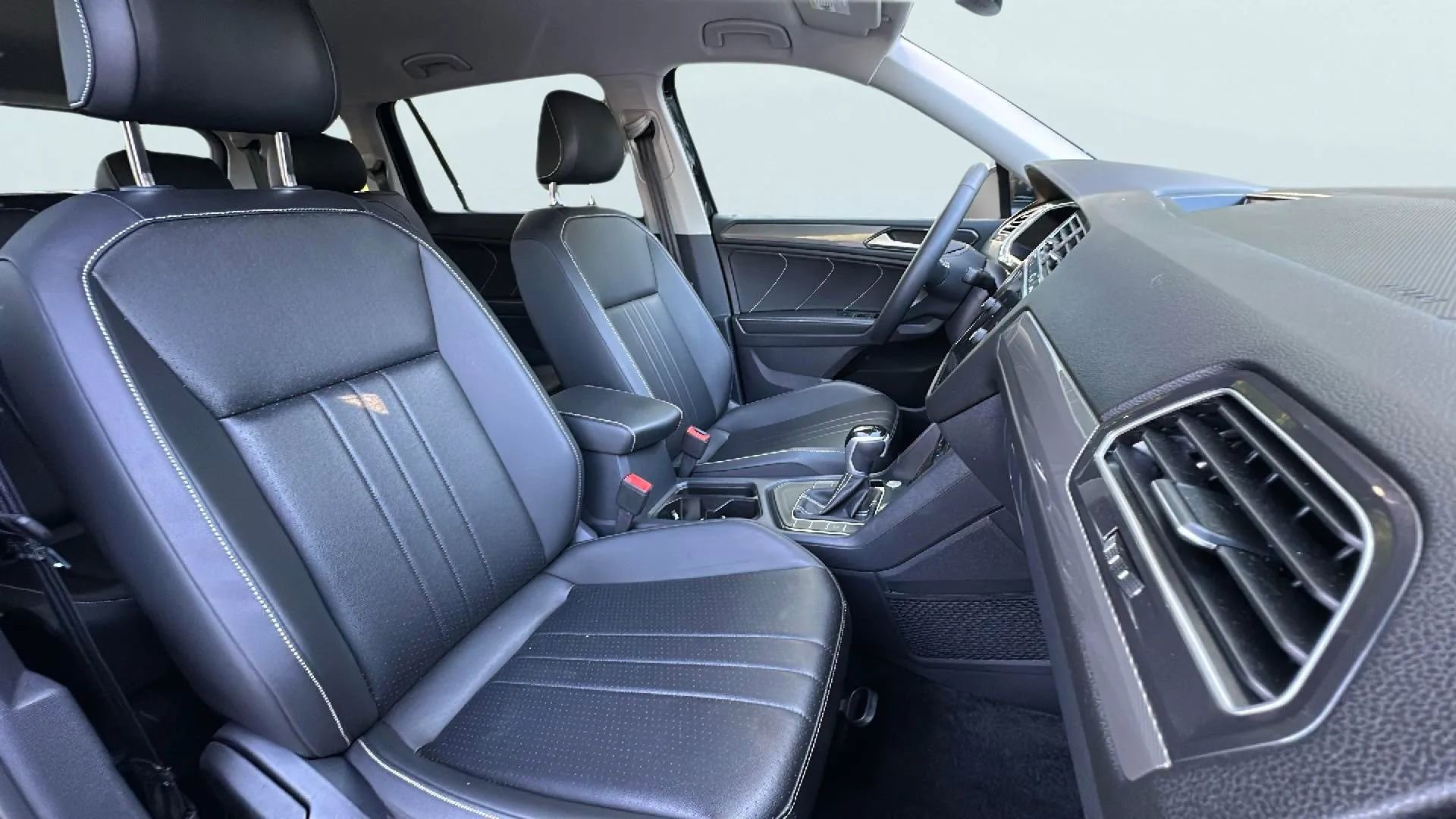 Used 2024 Volkswagen Tiguan SE image 13