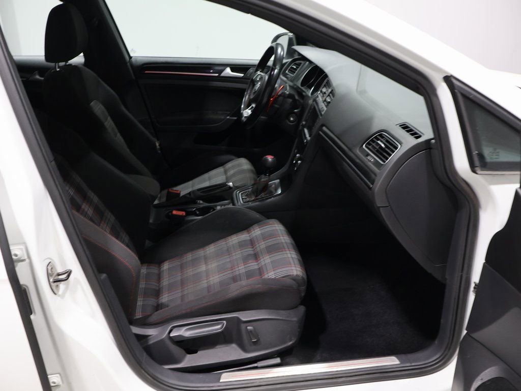 Used 2017 Volkswagen Golf S image 19