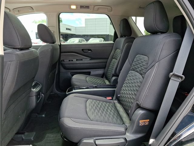 Used 2024 Nissan Pathfinder SV w/ SV Premium Package AWD/4WD image 12