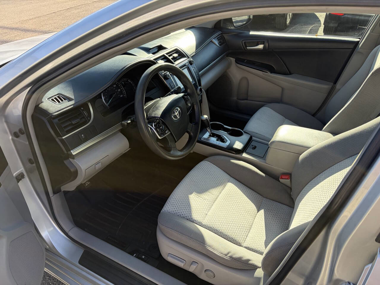 Used 2014 Toyota Camry LE image 10