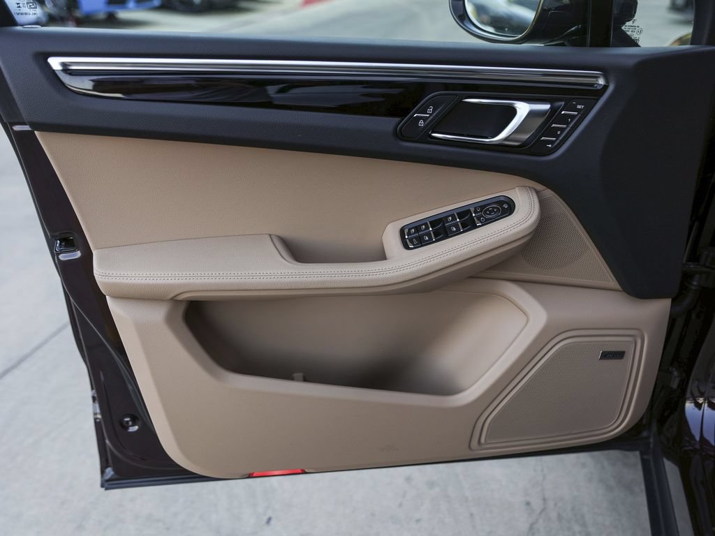 Certified 2026 Porsche Macan AWD/4WD image 33