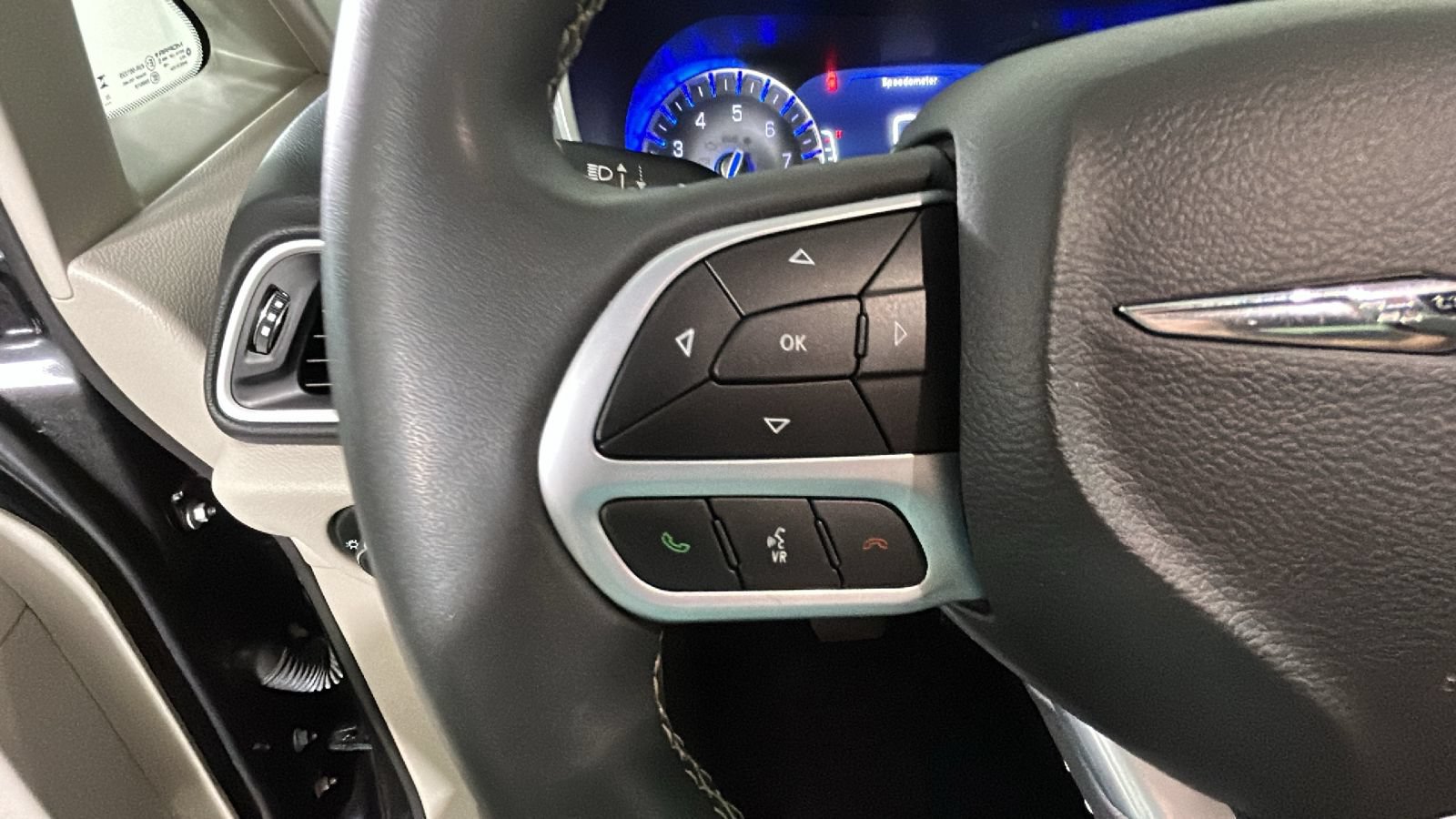 Used 2024 Chrysler Pacifica Touring-L FWD image 17