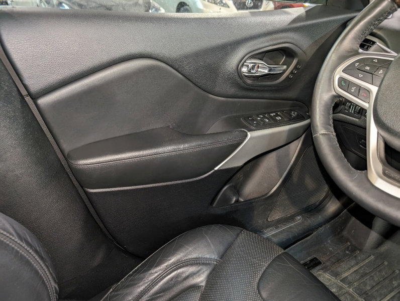 Used 2017 Jeep Cherokee Overland w/ Technology Group image 38