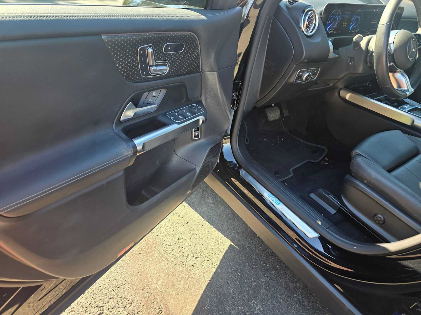 Used 2024 Mercedes-Benz EQB 300 4MATIC image 22