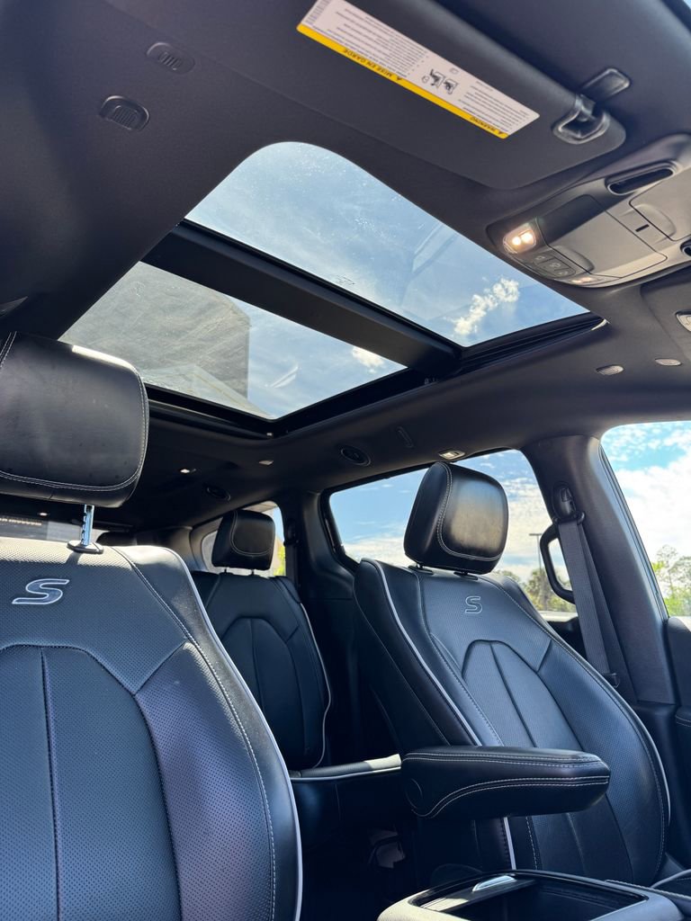 Used 2025 Chrysler Pacifica Limited image 15