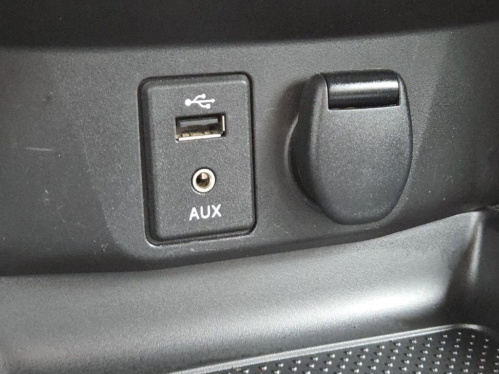 Used 2016 Nissan Rogue SV image 25