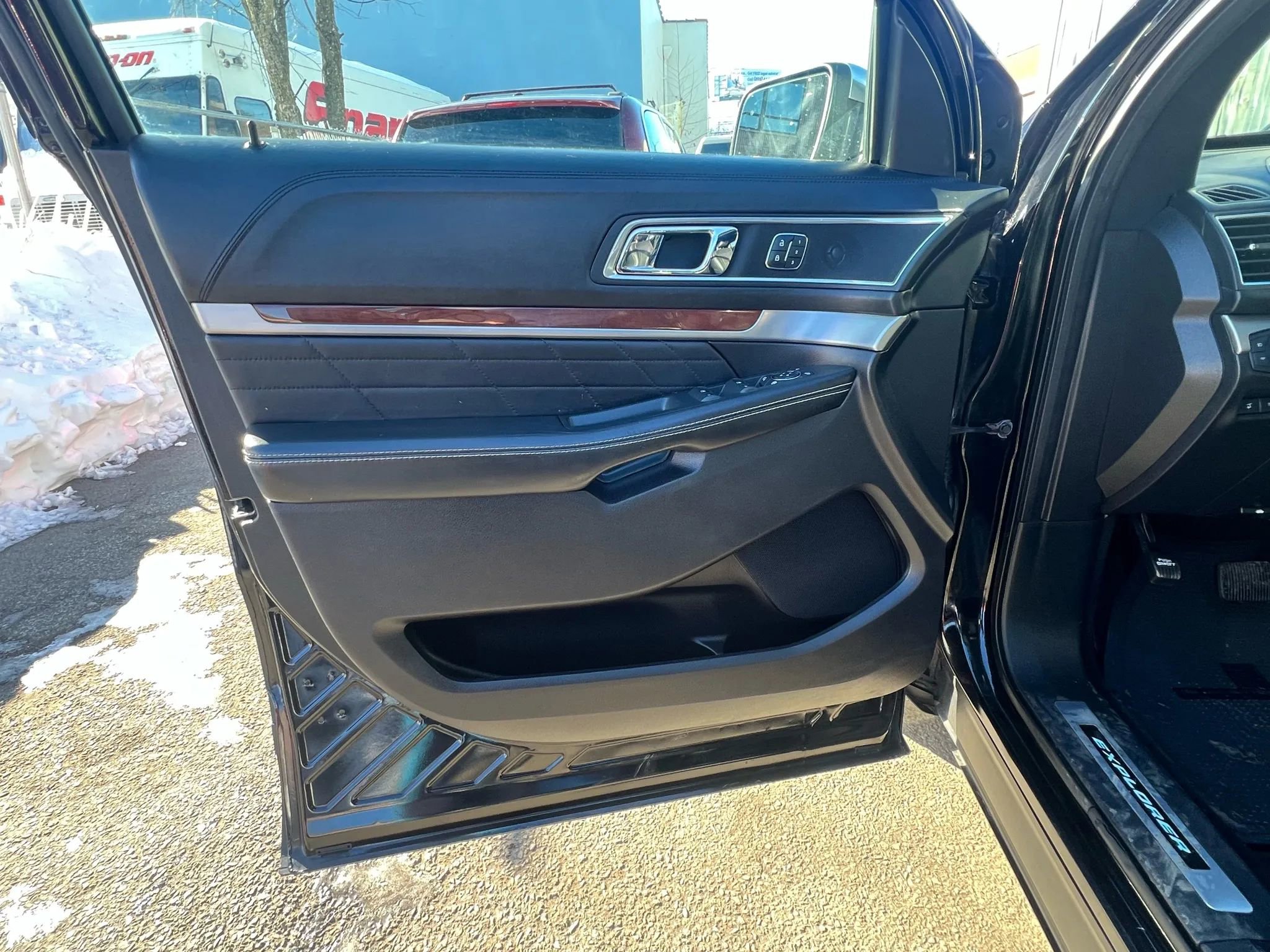 Used 2018 Ford Explorer Platinum image 22