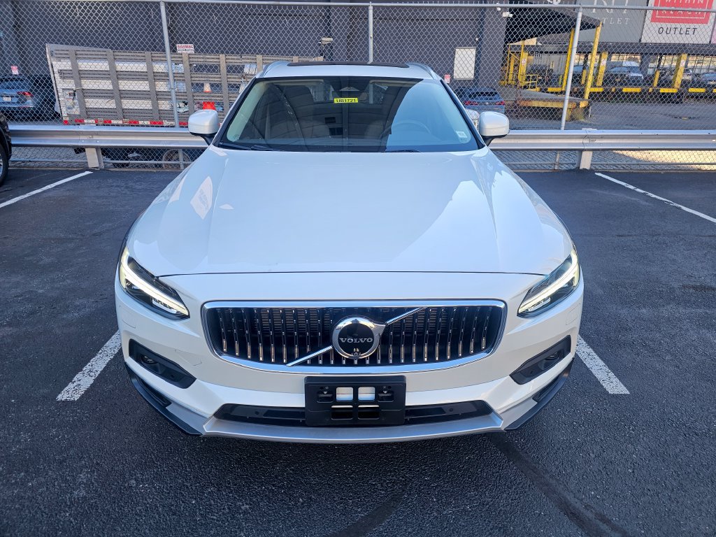 Certified 2025 Volvo V90 B6 Cross Country Plus AWD/4WD image 32