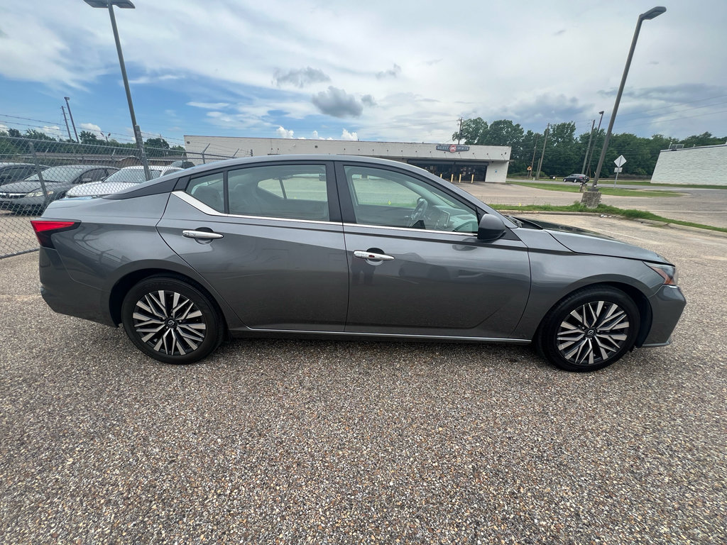 Used 2025 Nissan Altima 2.5 SV FWD image 10