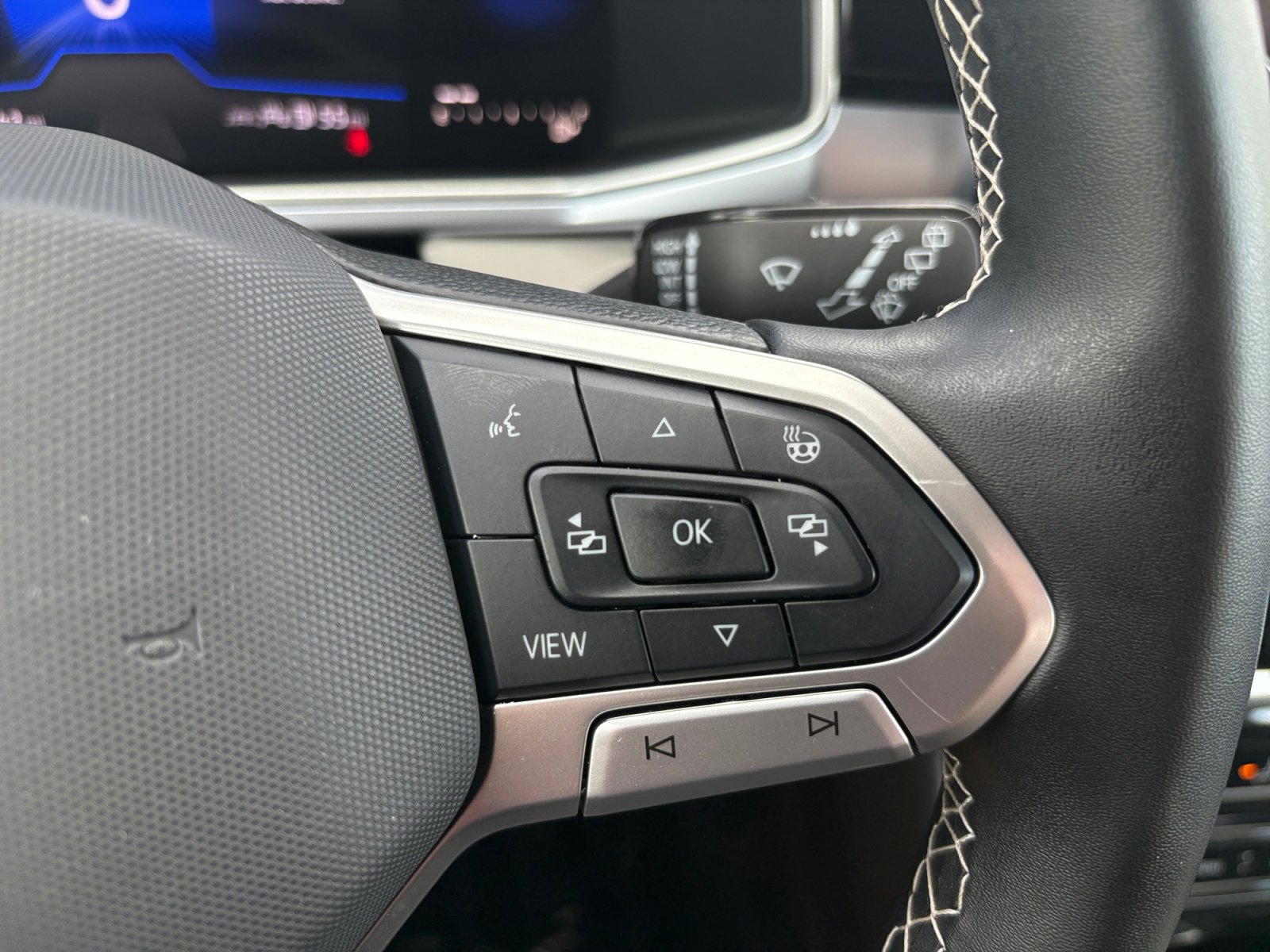 Certified 2025 Volkswagen Taos SE FWD image 22