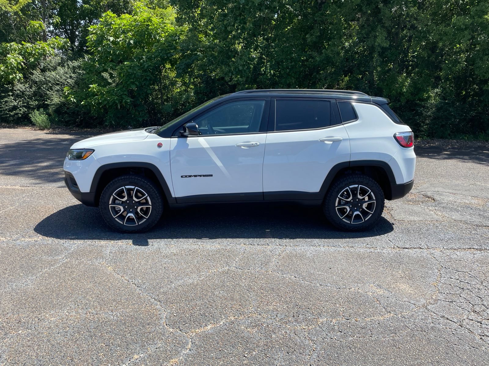 Used 2024 Jeep Compass Trailhawk AWD/4WD image 2