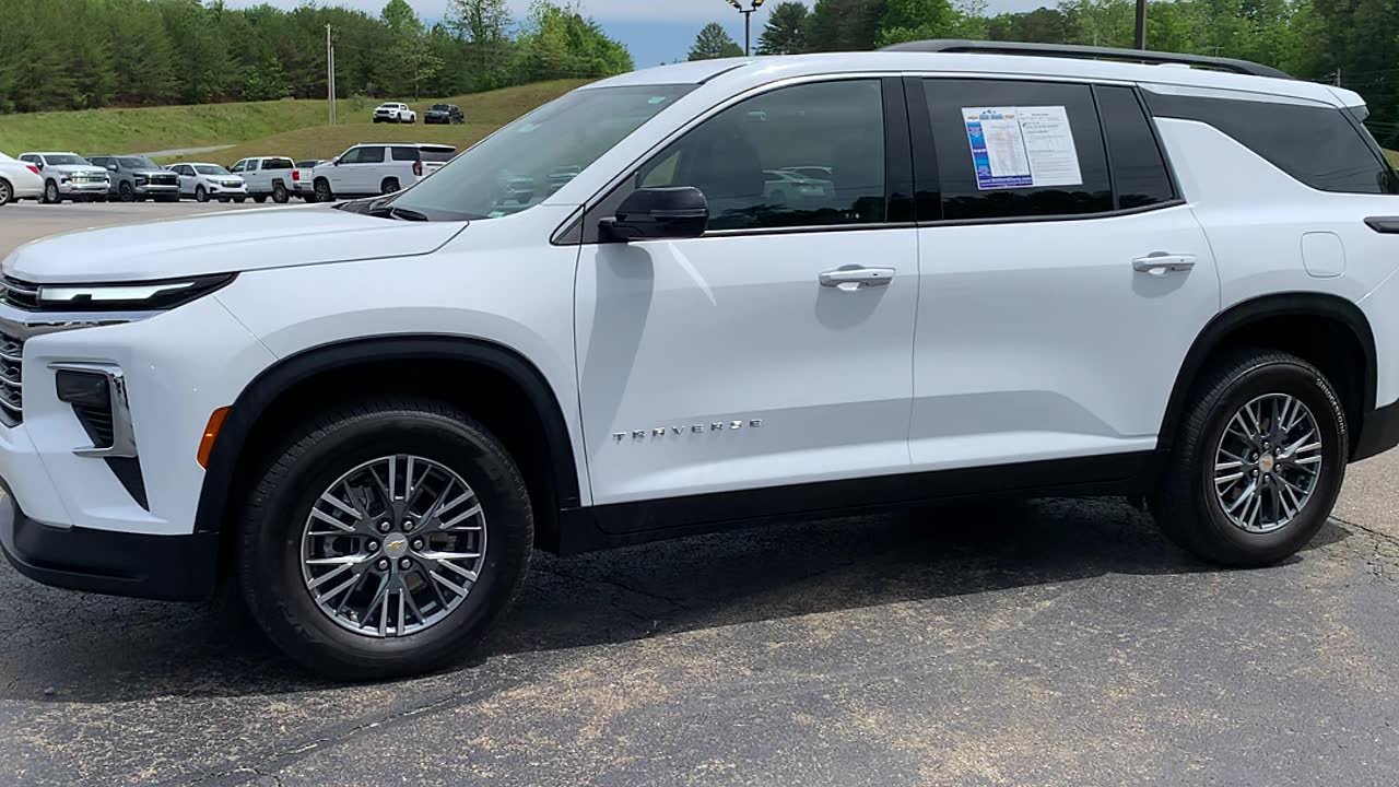 Used 2025 Chevrolet Traverse LT FWD image 2