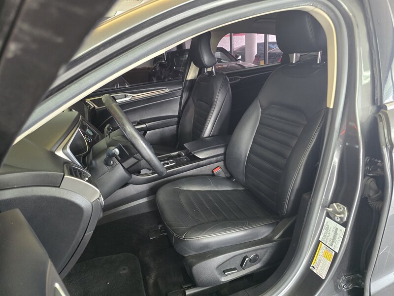 Used 2017 Ford Fusion SE w/ Fusion SE Technology Package FWD image 9