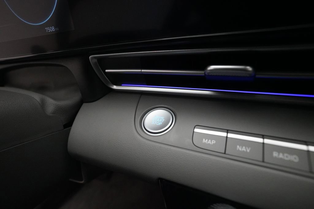 Used 2024 Hyundai Elantra Blue image 30