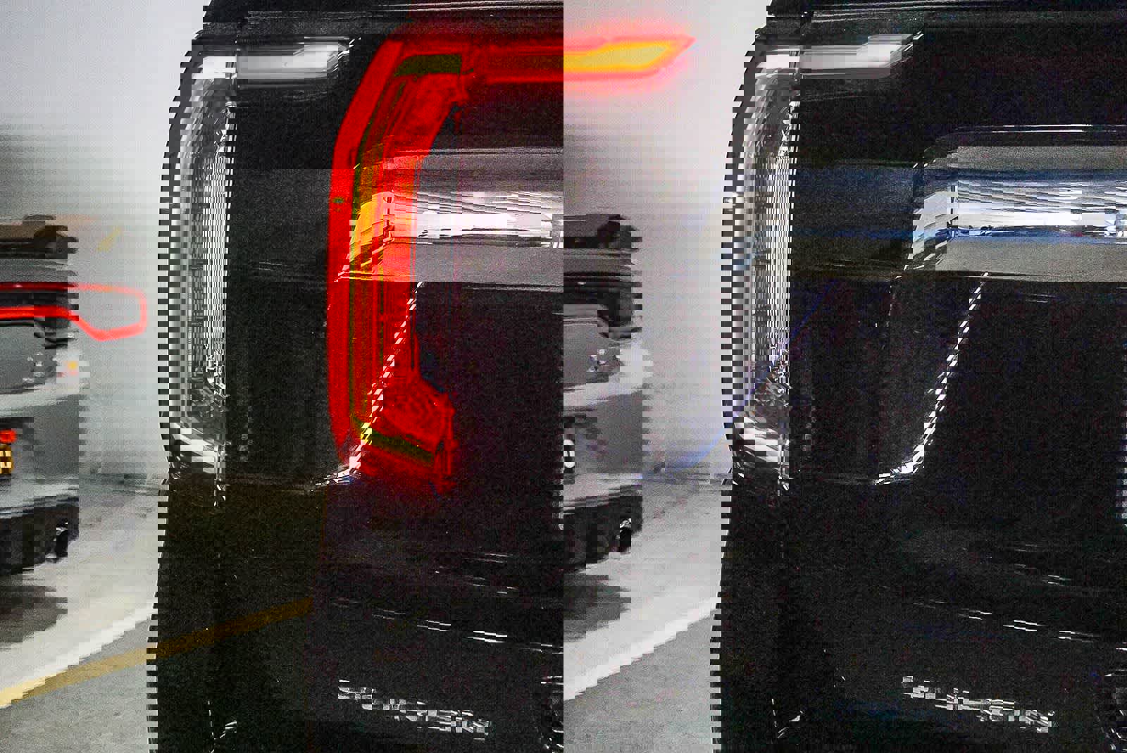 Used 2023 GMC Yukon XL SLT w/ SLT Premium Package AWD/4WD image 11