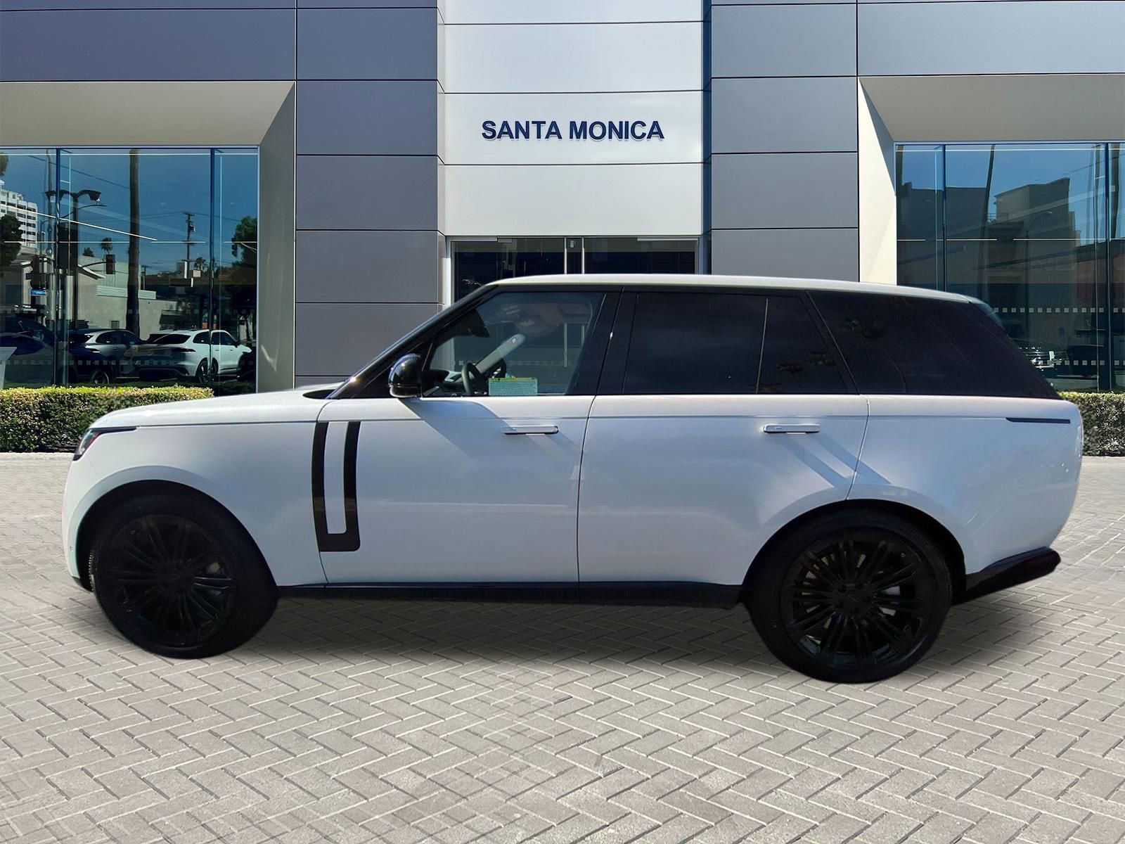 New 2026 Land Rover Range Rover SE image 2