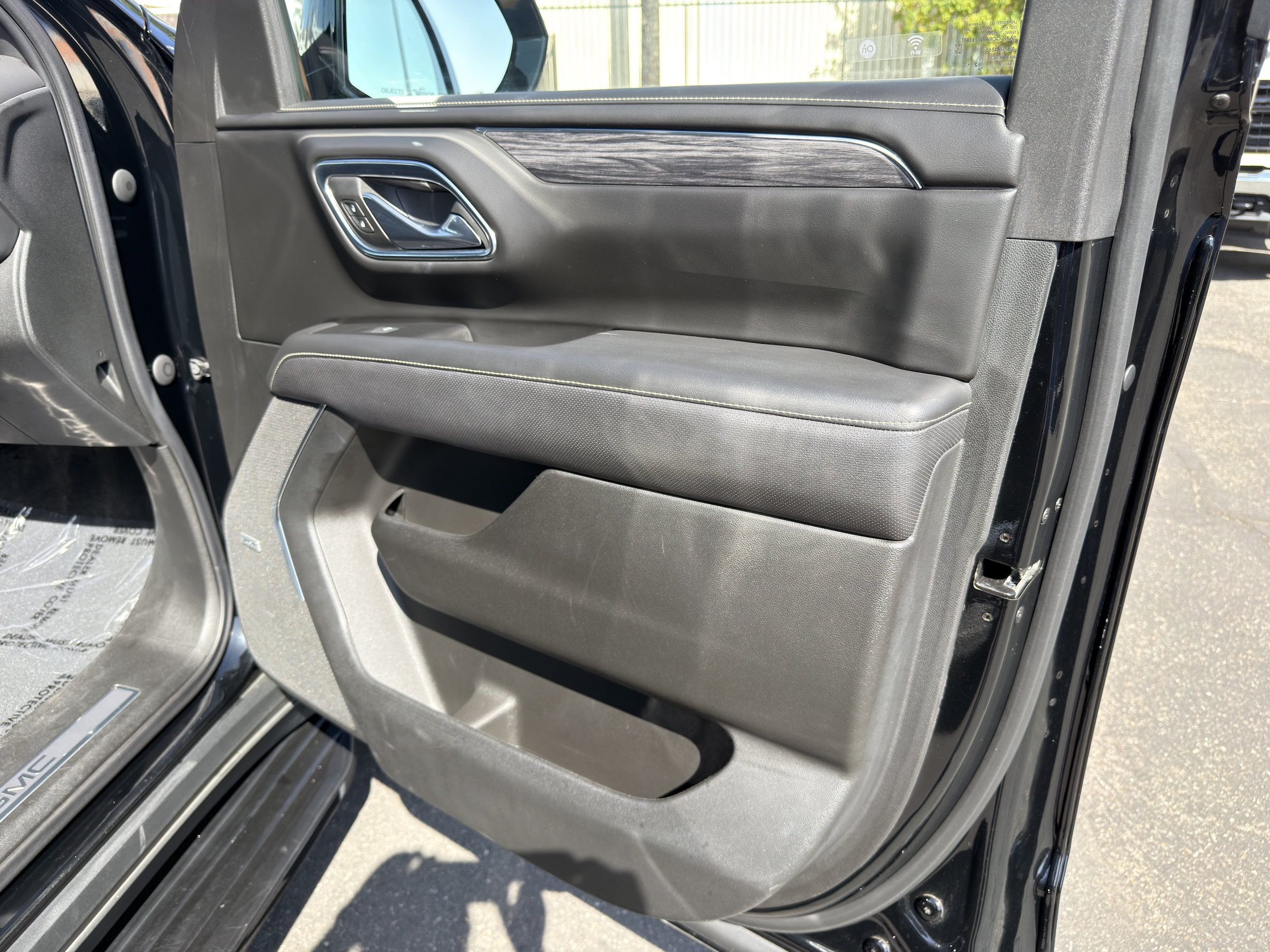 Used 2023 GMC Yukon SLT w/ SLT Luxury Package AWD/4WD image 11