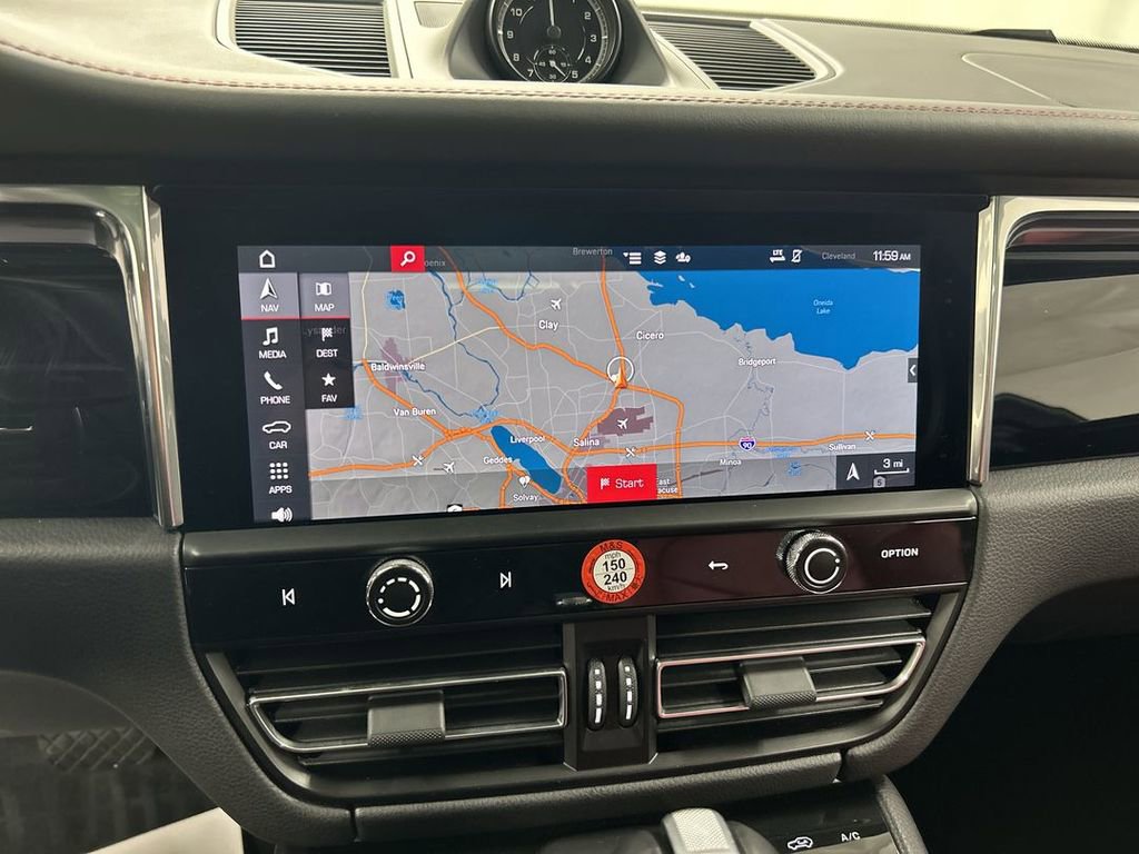 Certified 2025 Porsche Macan image 17