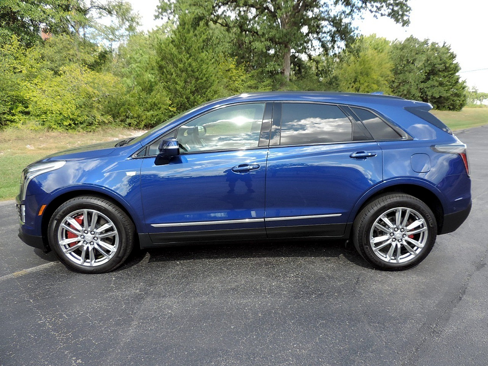 Certified 2026 Cadillac XT5 Sportv w/ LPO, Floor Liner Package AWD/4WD image 8