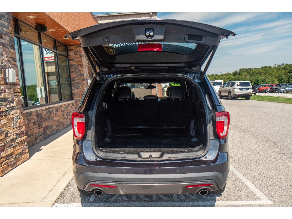 Used 2017 Ford Explorer XLT w/ Equipment Group 202A AWD/4WD image 29