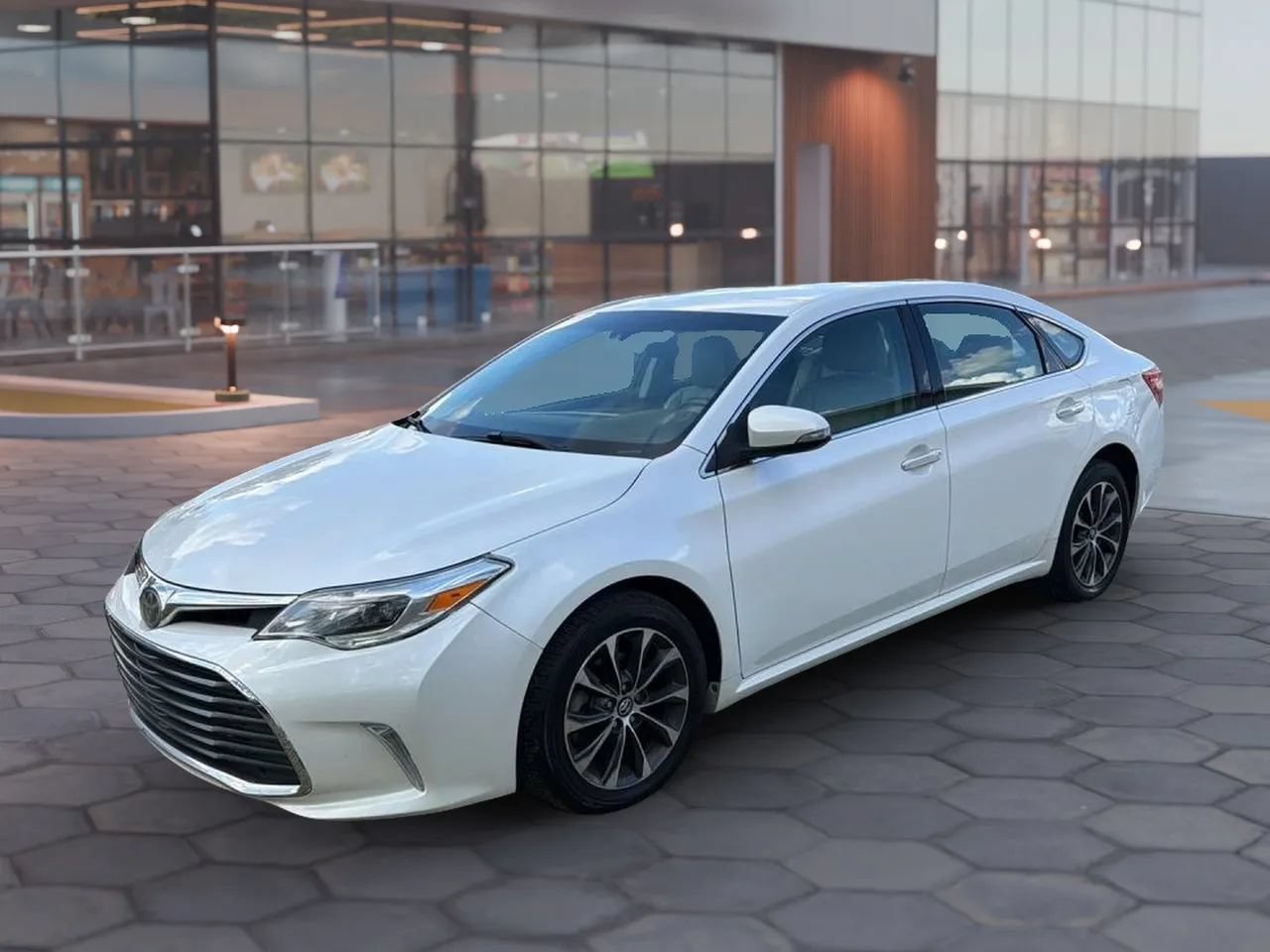 Used 2017 Toyota Avalon XLE FWD image 2