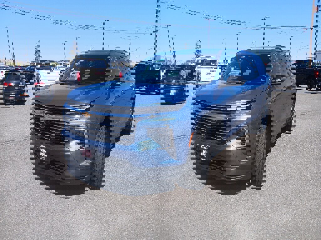 Used 2025 Chevrolet Traverse LT