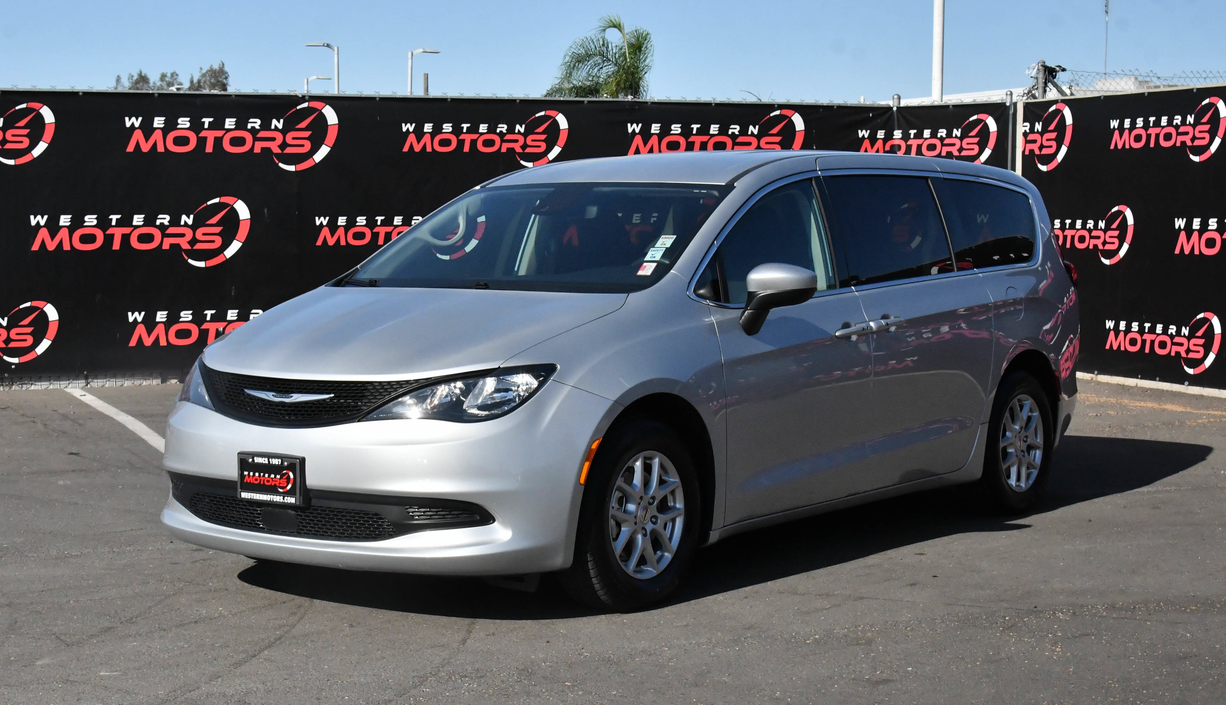 Used 2023 Chrysler Voyager LX FWD image 3