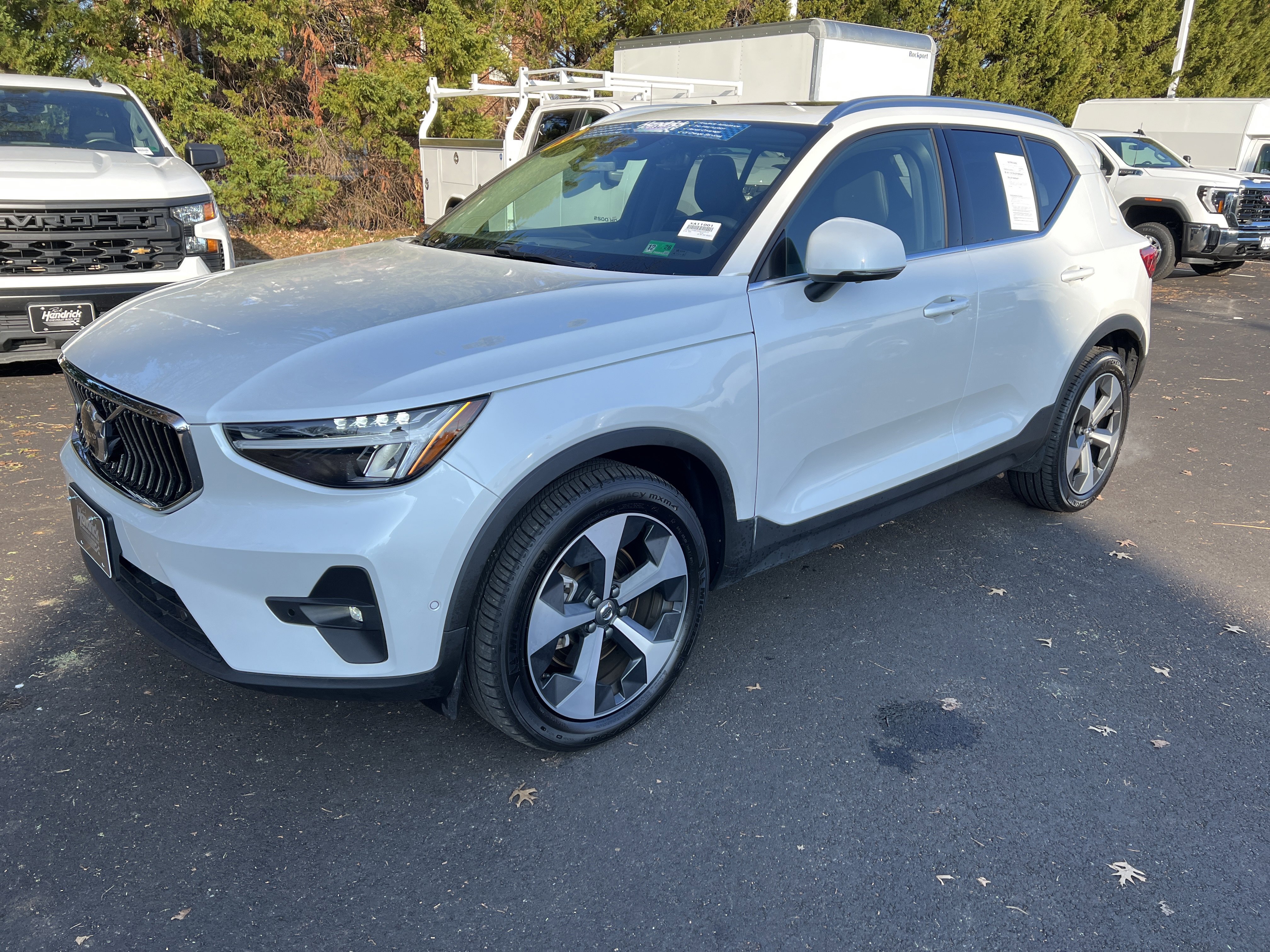 Used 2025 Volvo XC40 B5 Plus image 5