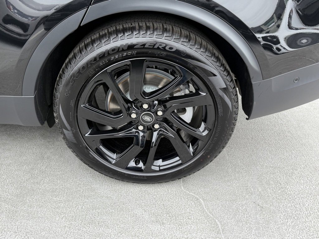 New 2025 Land Rover Discovery S image 8