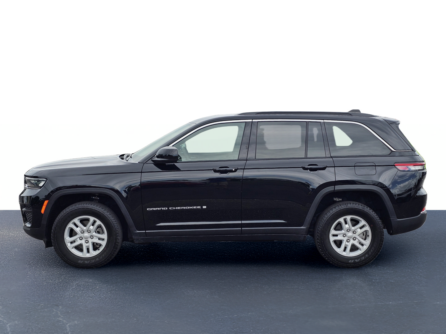 Used 2024 Jeep Grand Cherokee Laredo RWD image 14