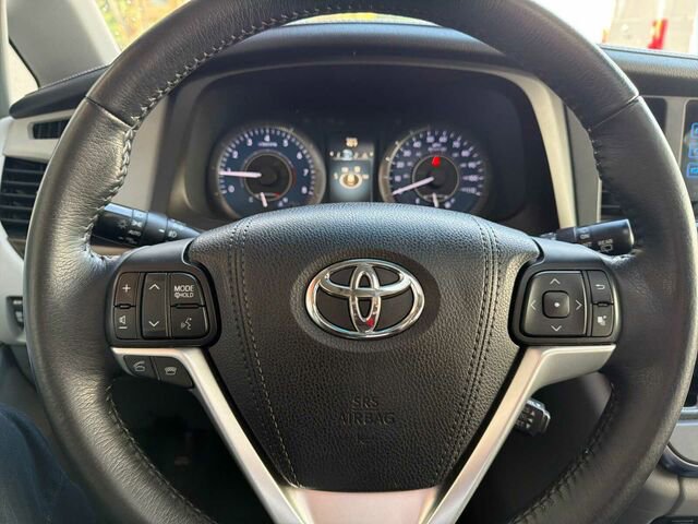 Used 2016 Toyota Sienna XLE 4D Passenger Van image 30