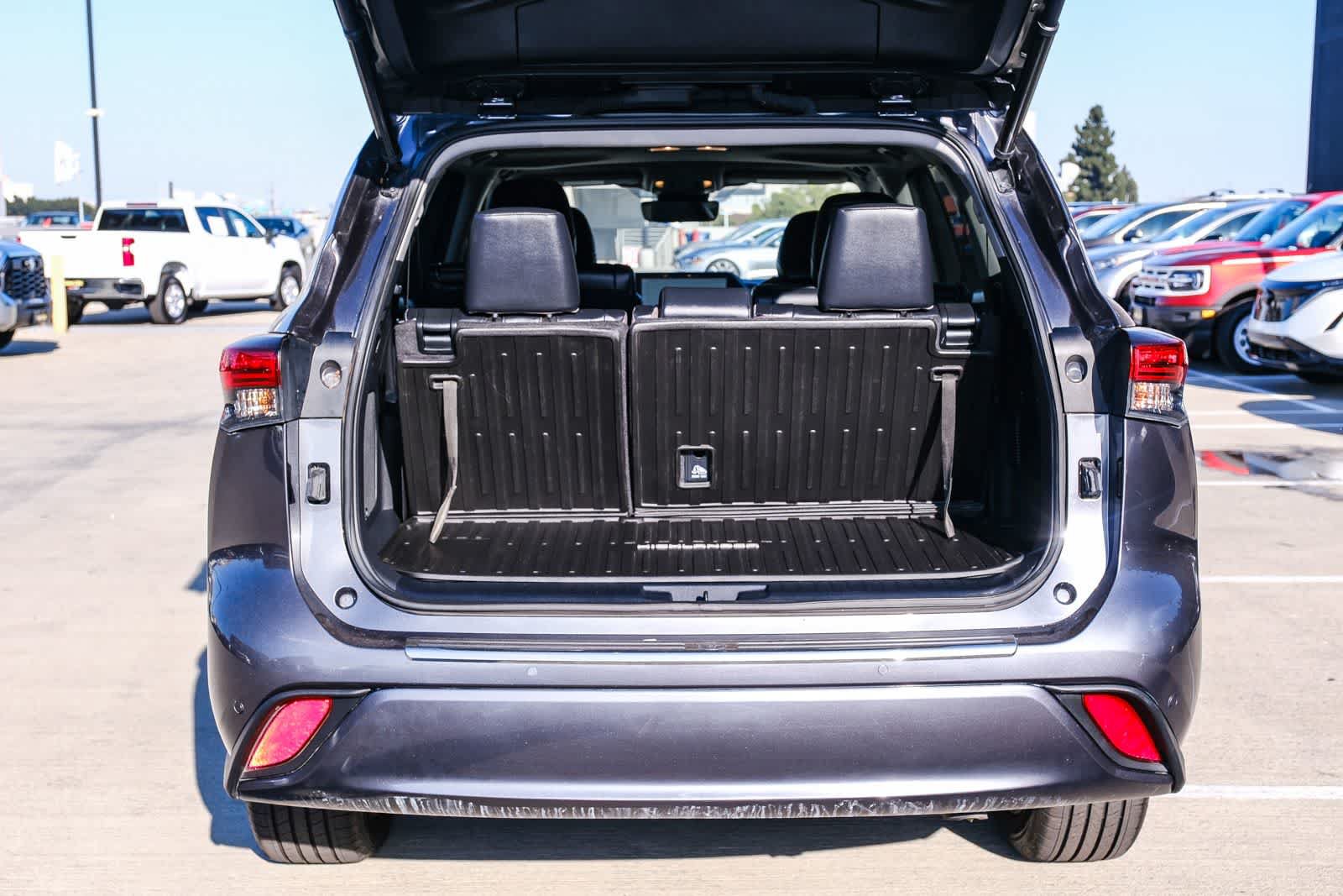 Used 2023 Toyota Highlander Limited FWD image 29