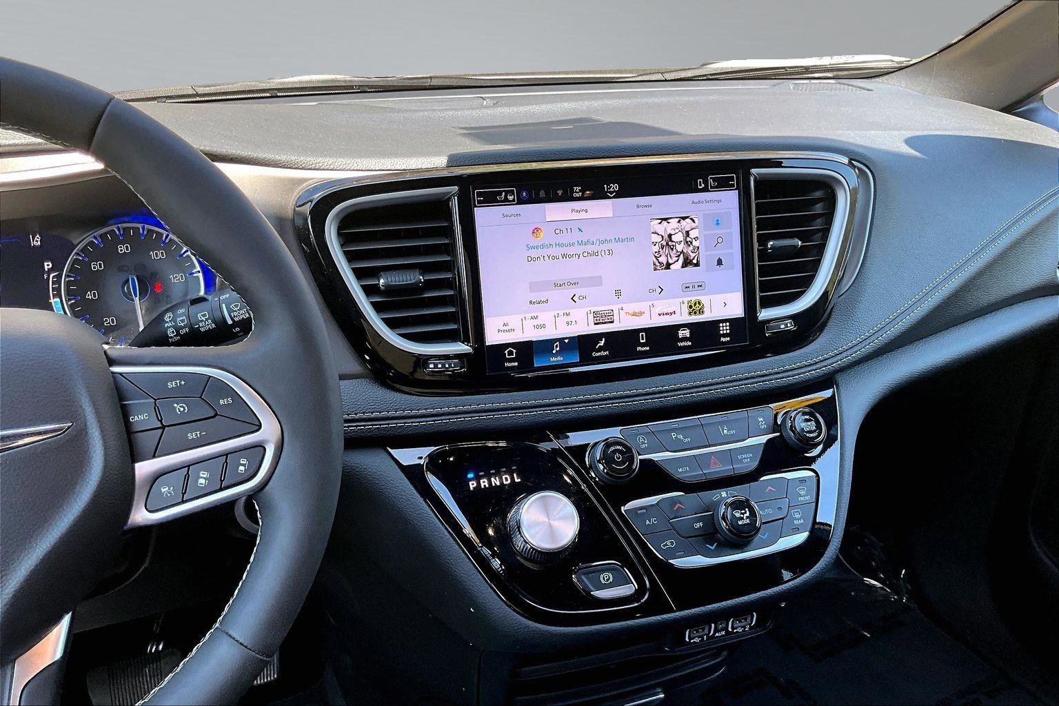 Used 2025 Chrysler Pacifica Select image 7