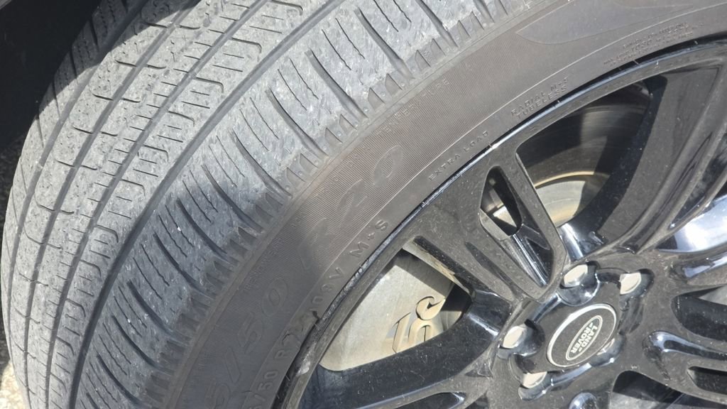 Used 2020 Land Rover Range Rover Velar S image 19