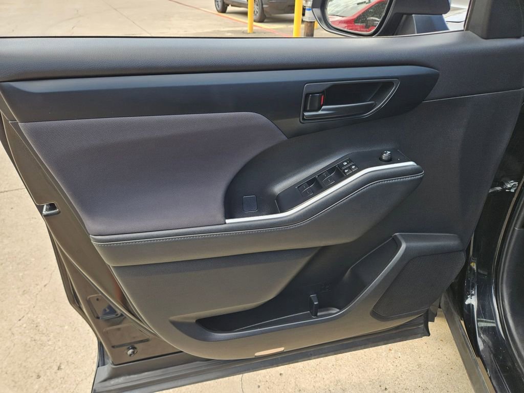 Used 2024 Toyota Highlander LE image 14