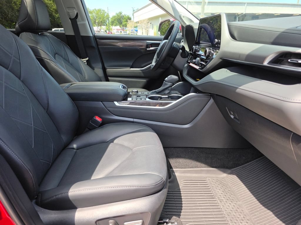 Used 2026 Toyota Highlander Platinum AWD/4WD image 14