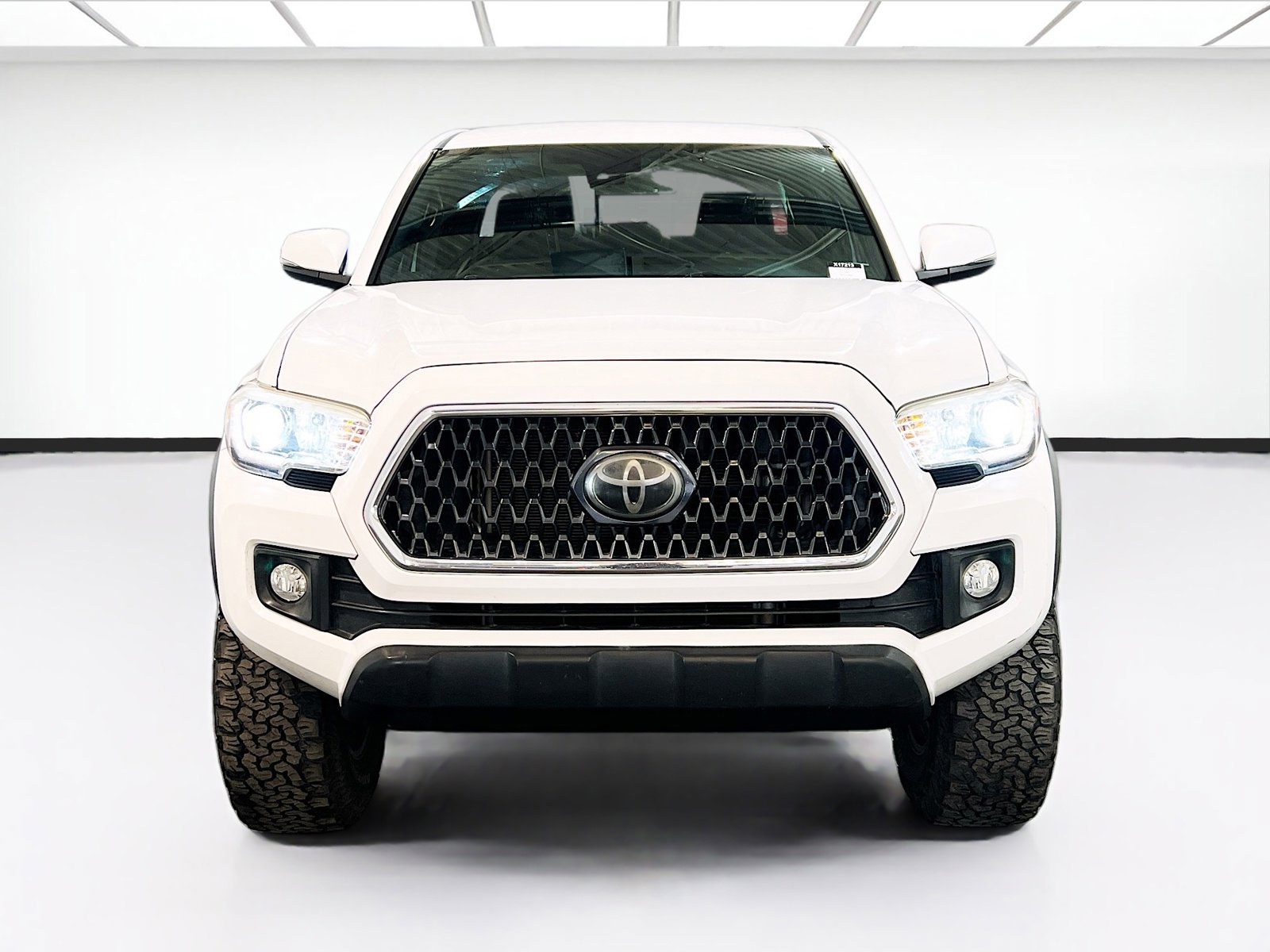 Used 2018 Toyota Tacoma TRD Off-Road w/ Technology Package RWD image 2