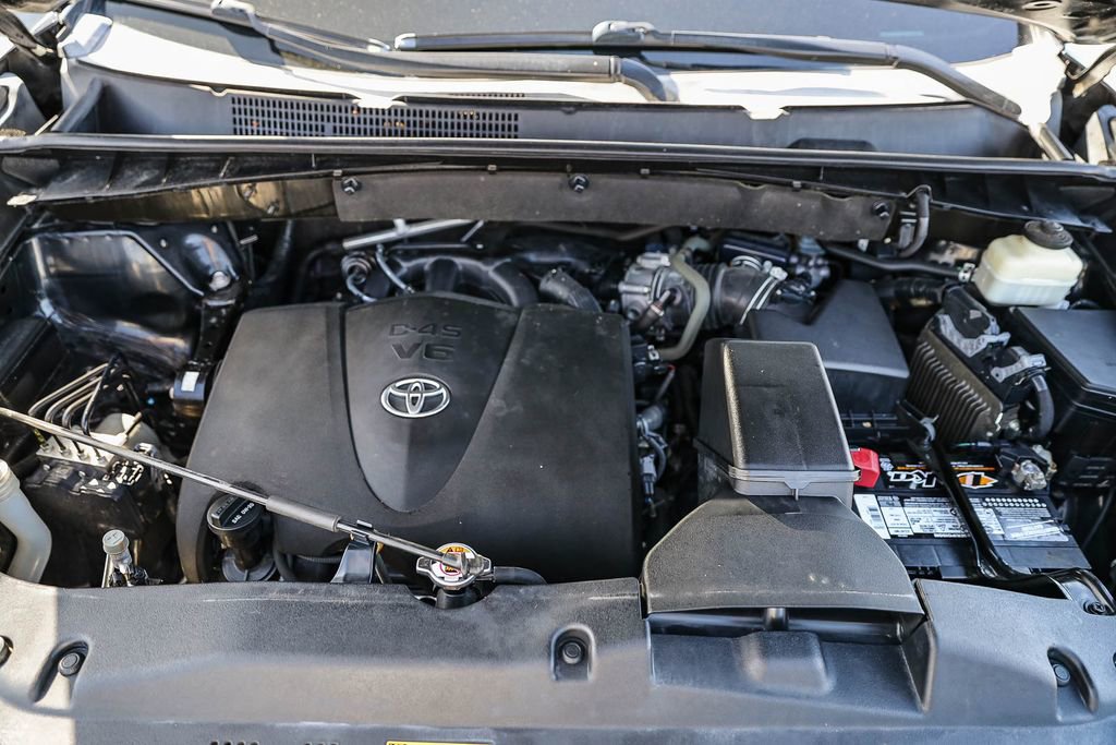 Used 2017 Toyota Highlander SE w/ Carpet Mat Package AWD/4WD image 26