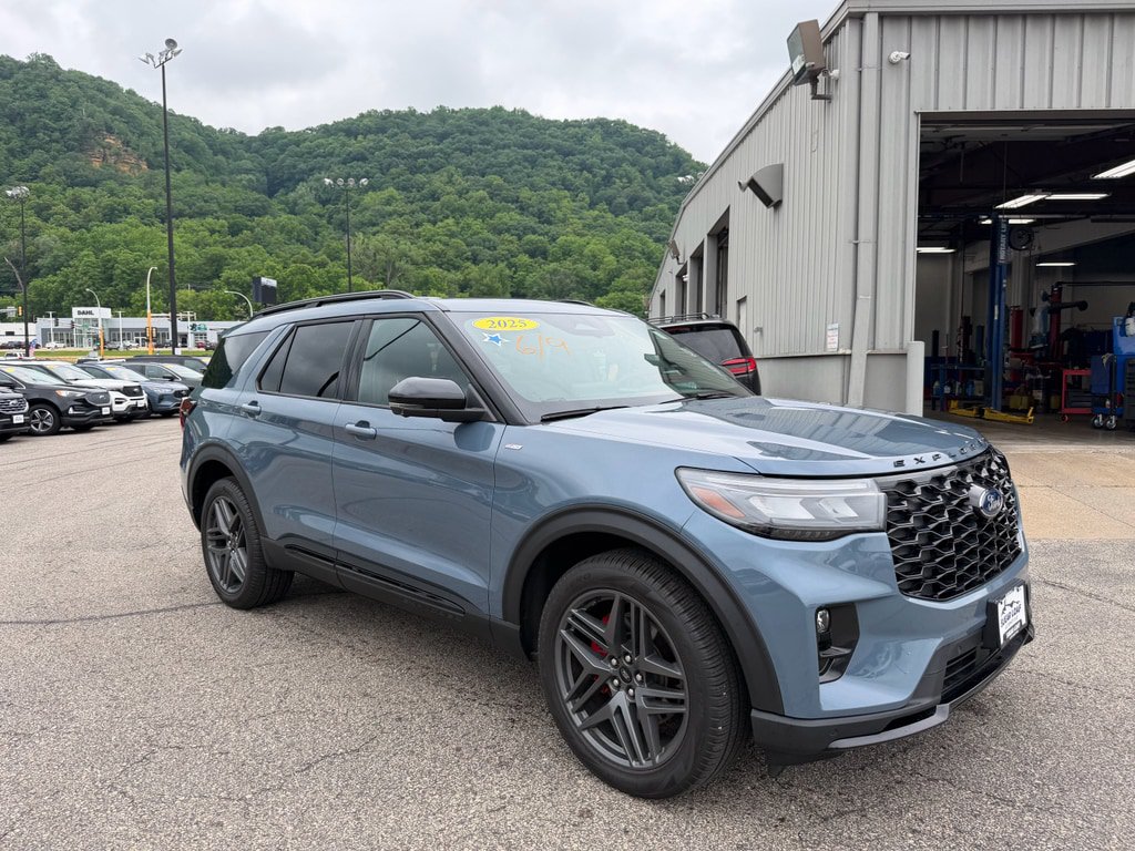 Used 2025 Ford Explorer ST-Line w/ Premium Package AWD/4WD image 3