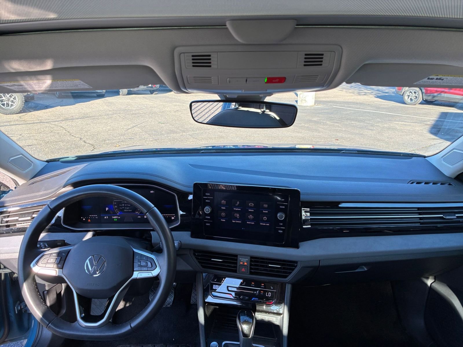 Used 2025 Volkswagen Jetta SE image 32