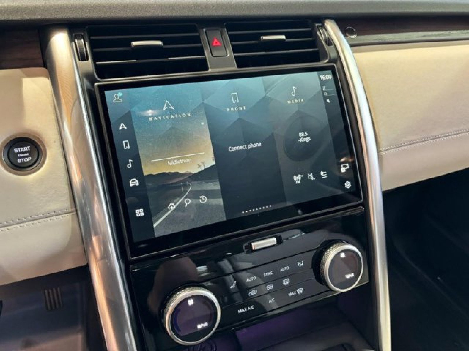 Certified 2024 Land Rover Discovery S image 24