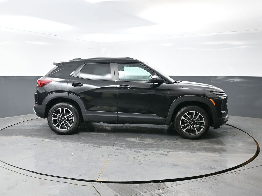 Used 2025 Chevrolet TrailBlazer LT w/ Driver Confidence Package image 3