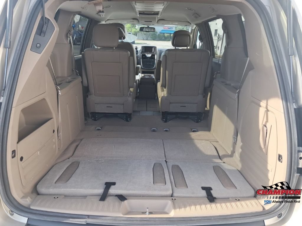 Used 2013 Chrysler Town & Country Touring FWD image 18