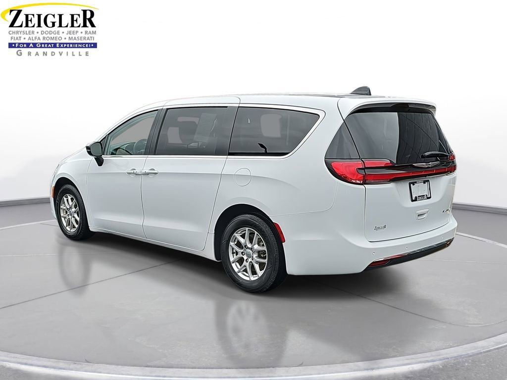 Used 2024 Chrysler Pacifica Touring-L FWD image 7