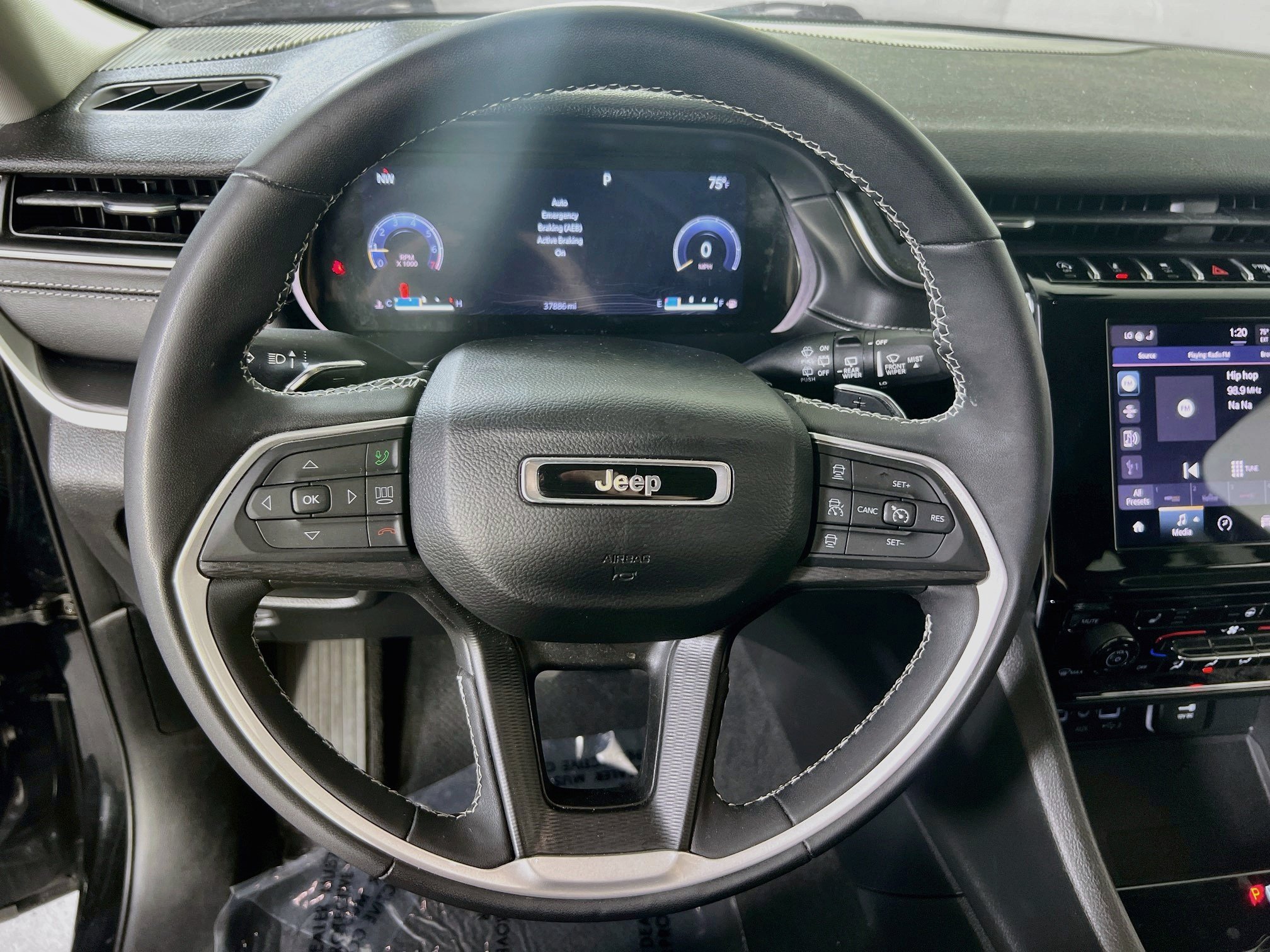 Used 2023 Jeep Grand Cherokee L Laredo w/ Luxury Tech Group I AWD/4WD image 11